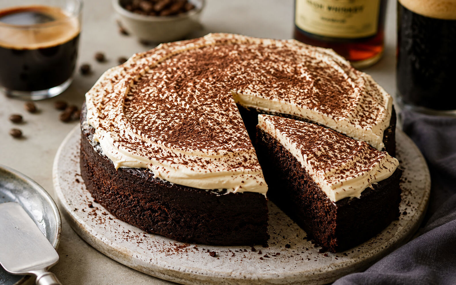 Irish Coffee Cake – recept na vláčný dort s kávou, whiskey a jemným krémem