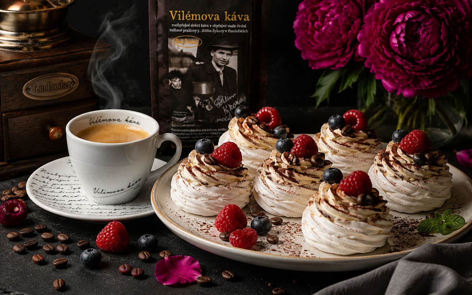Kávové mini Pavlovy s mascarpone a ovocem