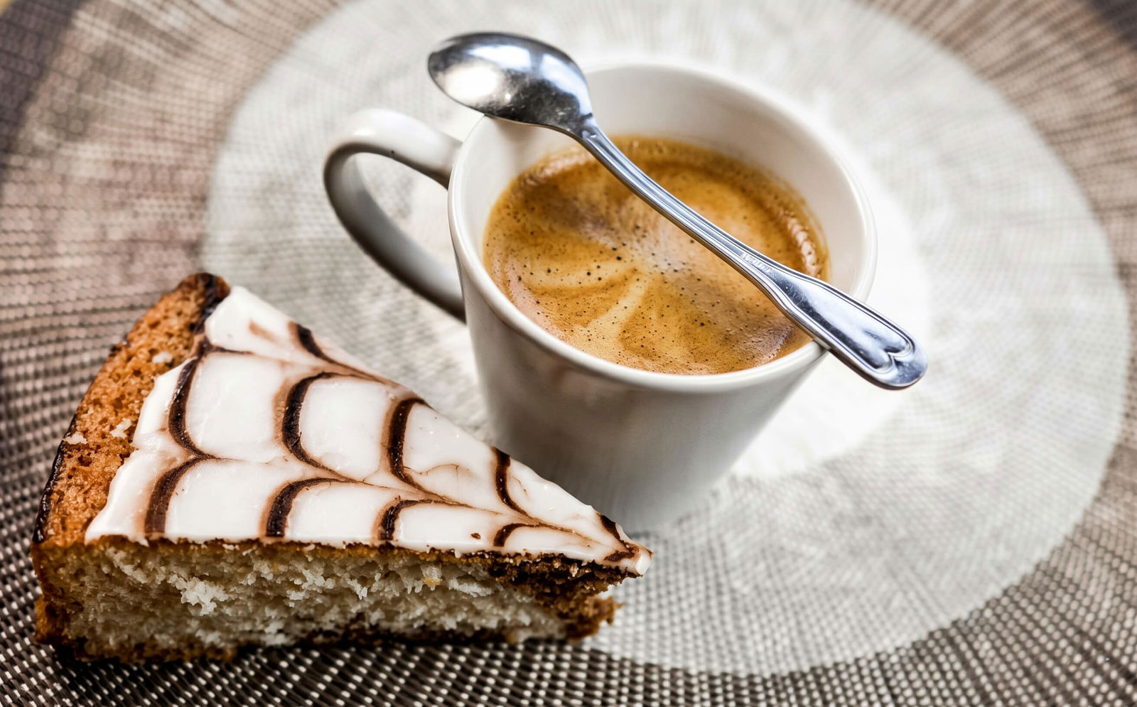 Kávový moučník s bohatou polevou – recept pro každou příležitost